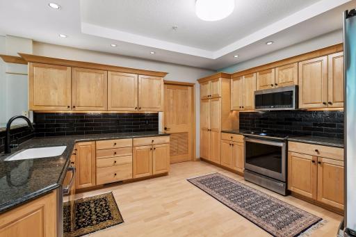 11460 Fairfield Road W, 103, Minnetonka, MN 55305
