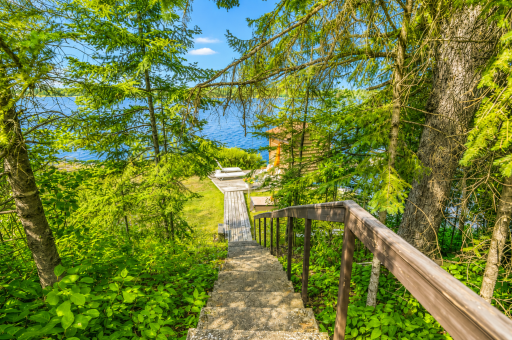 Your Lake life awaits...