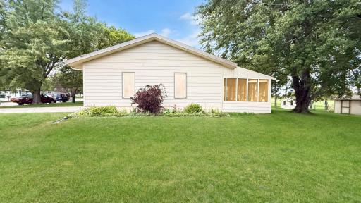 411 Chavis Drive, Hendricks, MN 56136