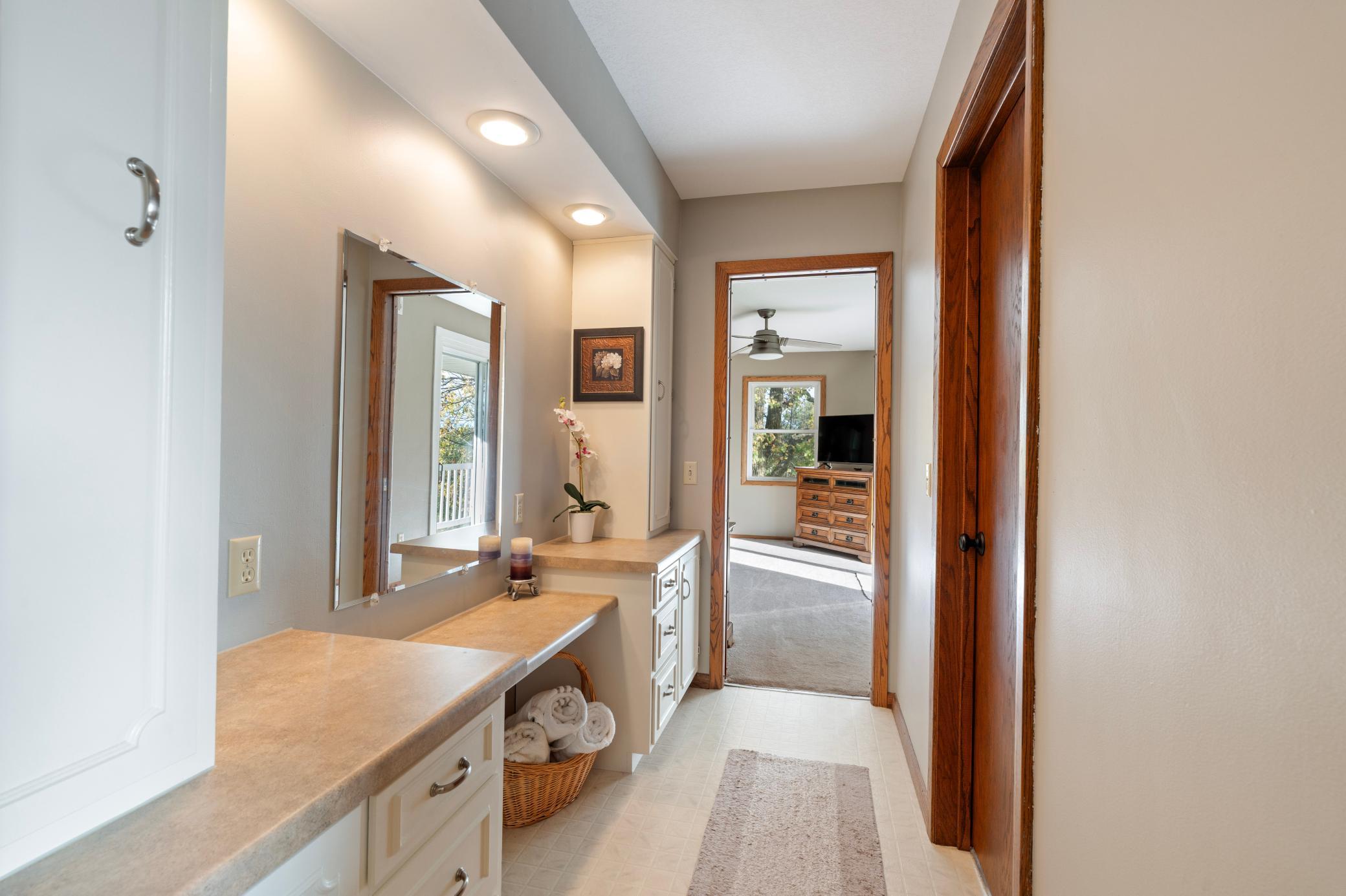 Ensuite bath view 3