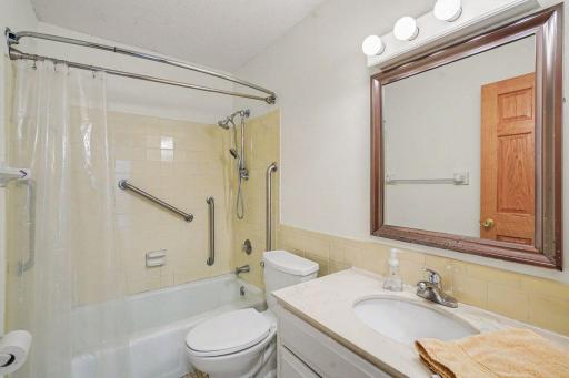 205 Barry Avenue S, 207, Wayzata, MN 55391