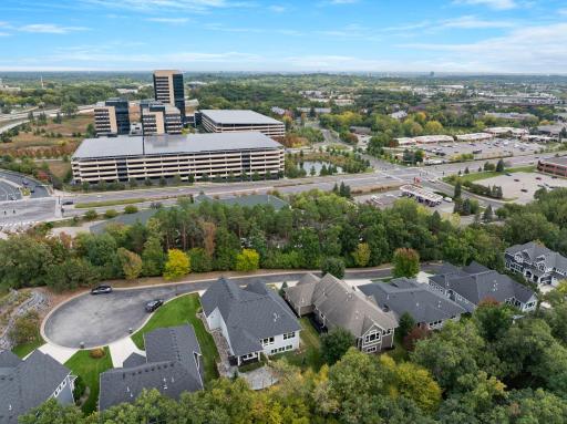 Conveniently located near restaurants, retail, and Optum headquarters. Only 14.5mi to the MSP Airport and 13.9mi to DT Mpls,
