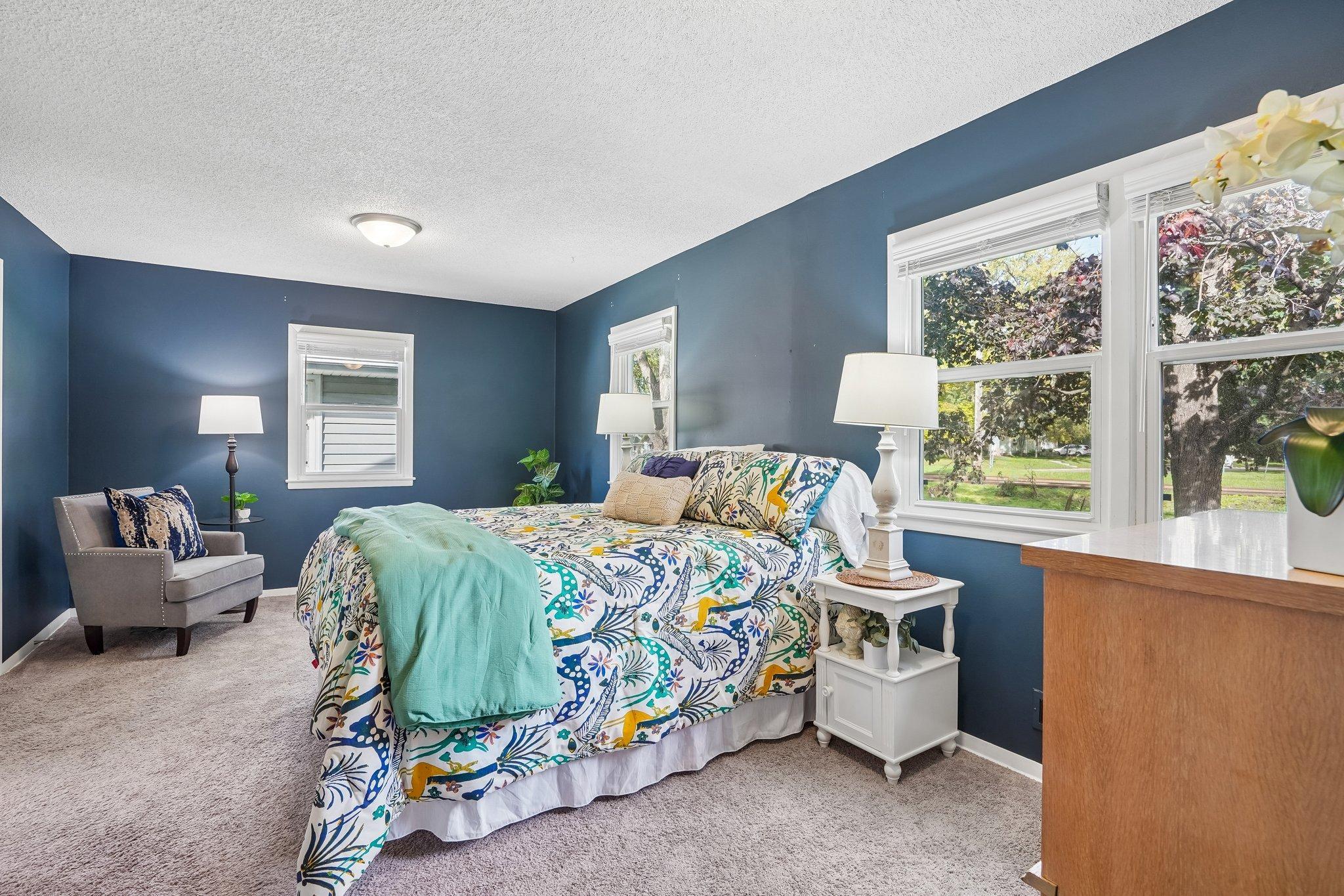 Large primary bedroom.