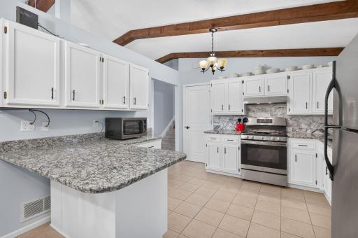 28 Sterling Street N, Maplewood, MN 55119