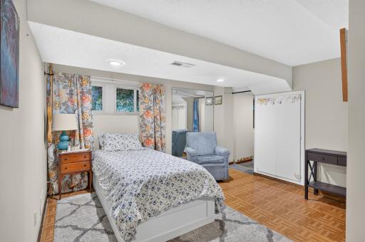 28 Sterling Street N, Maplewood, MN 55119