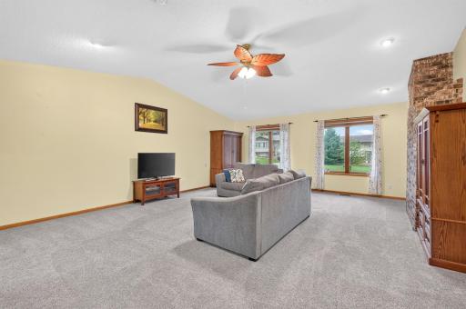 28 Sterling Street N, Maplewood, MN 55119