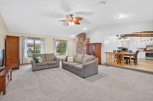 28 Sterling Street N, Maplewood, MN 55119