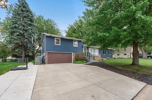 28 Sterling Street N, Maplewood, MN 55119
