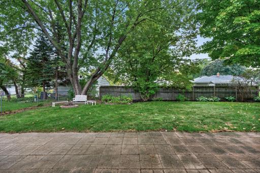 28 Sterling Street N, Maplewood, MN 55119