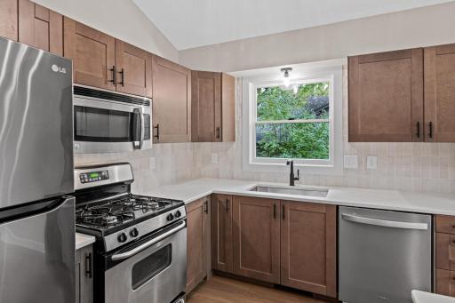 2365 Hillwood Dr-10.jpg