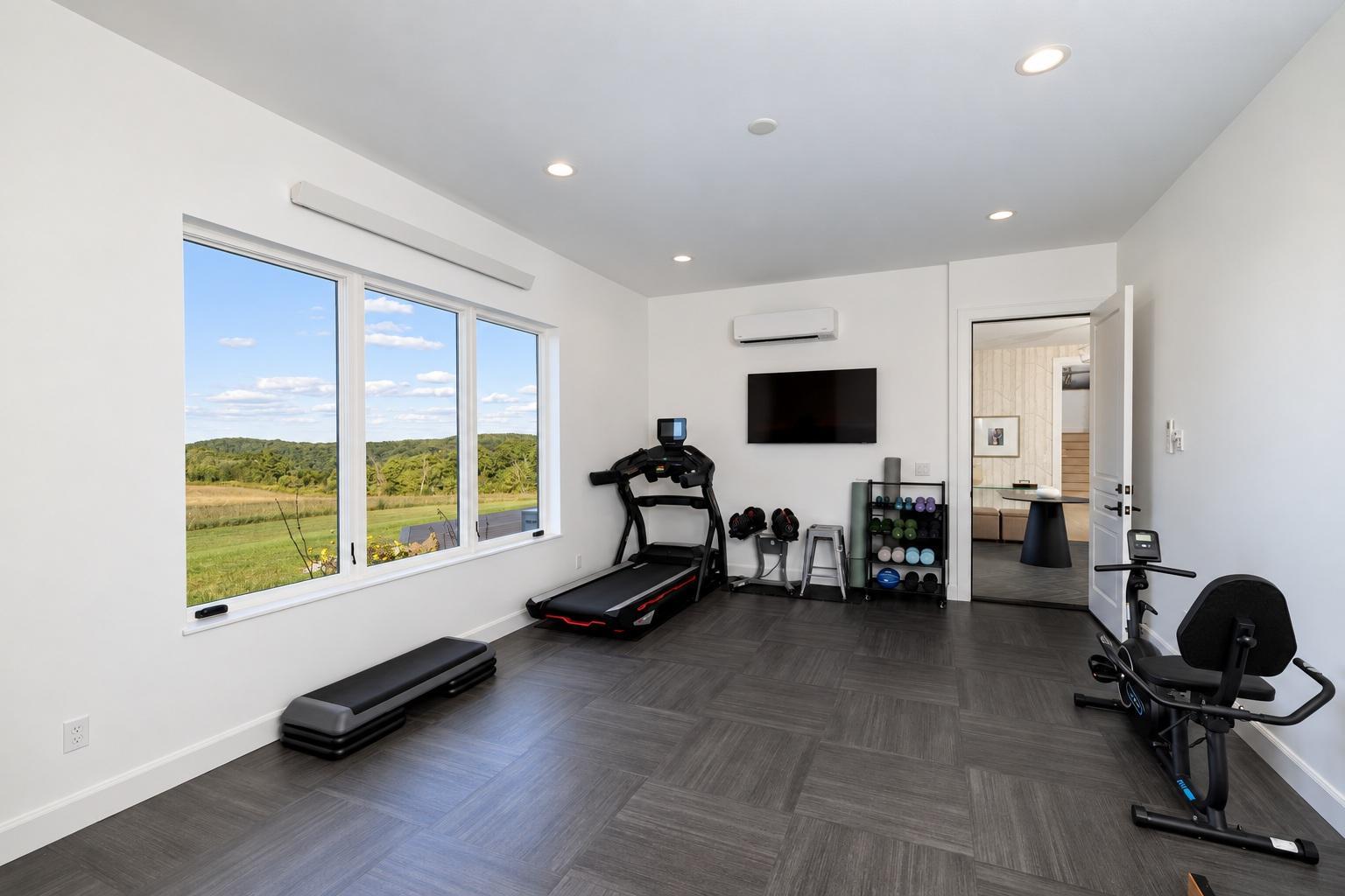 40 Flexible Gym or Guest Suite, Full Bath & Private Entrance.jpg