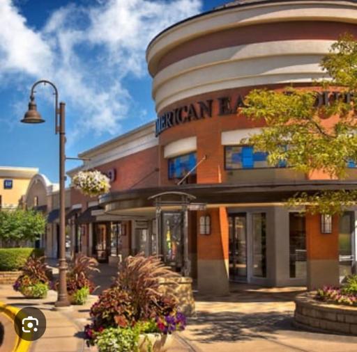 Woodbury - shopping and entertainment minutes away