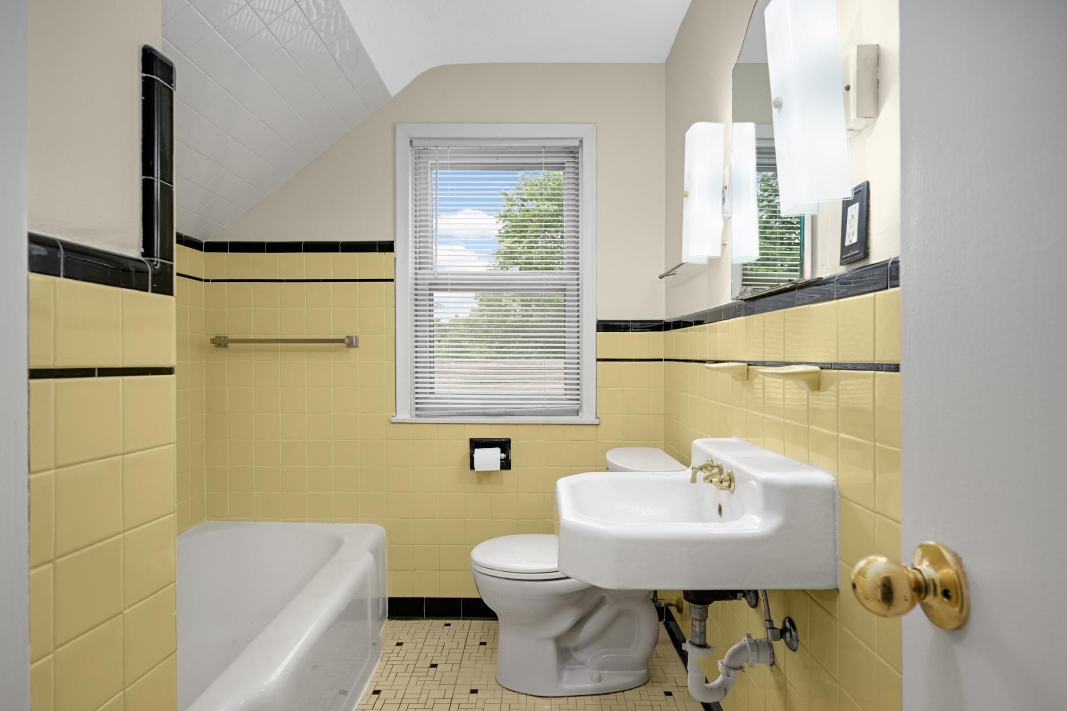 5638 upper level bathroom