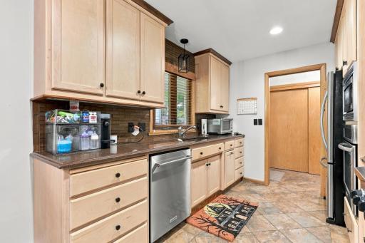 2831 Edgewood Drive N, Fargo, ND 58102