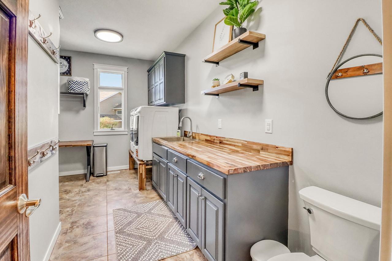 Laundry w/ 1/2 bath