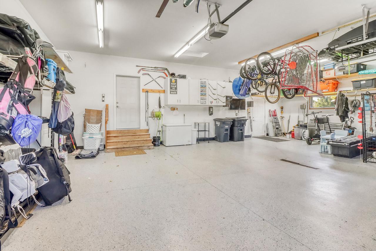 Garage w/ epoxy floor