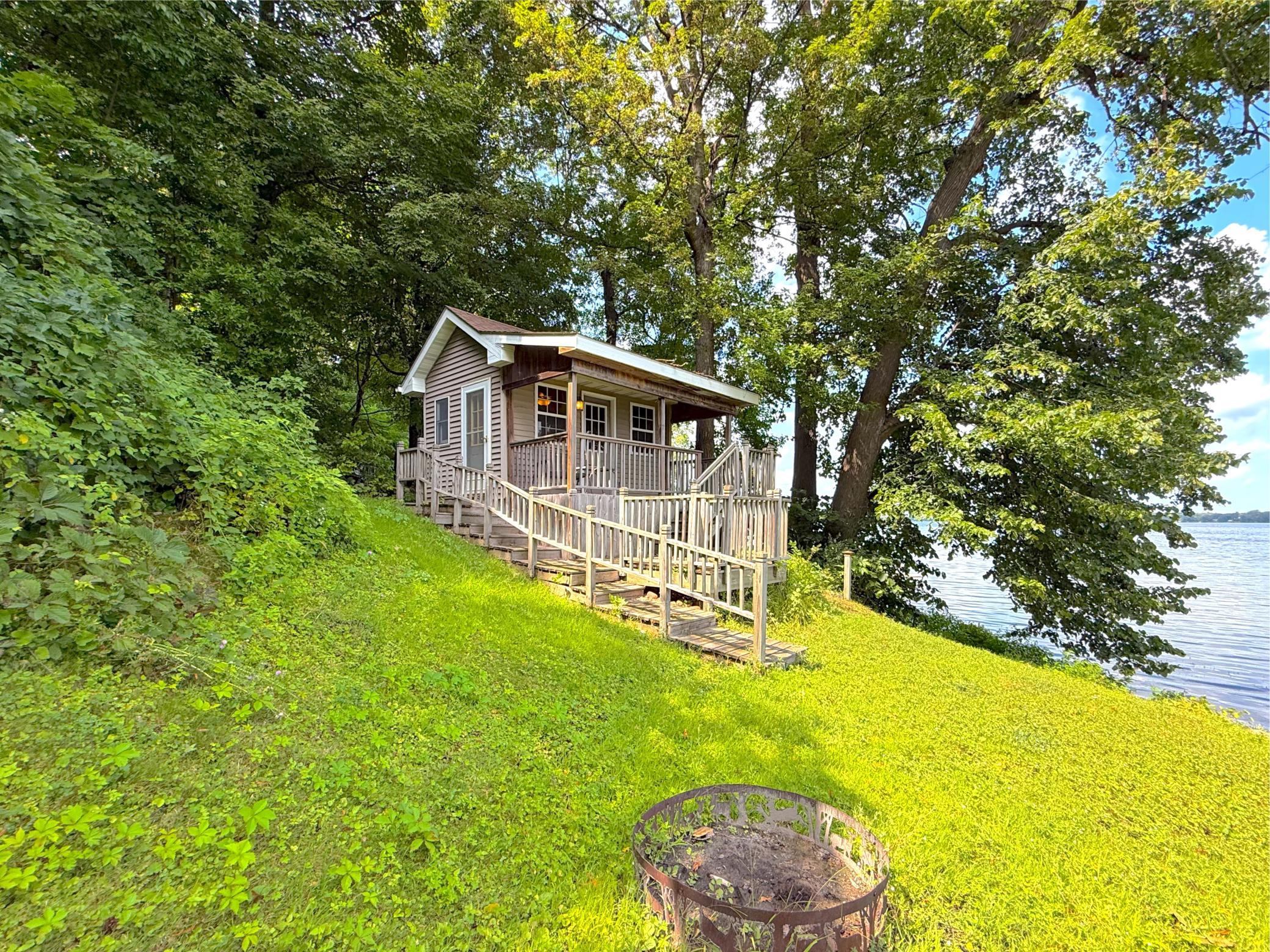 Charming lakeside shore-house, complete with air conditioning and lake views is the perfect spot to take a break from a day on the water.