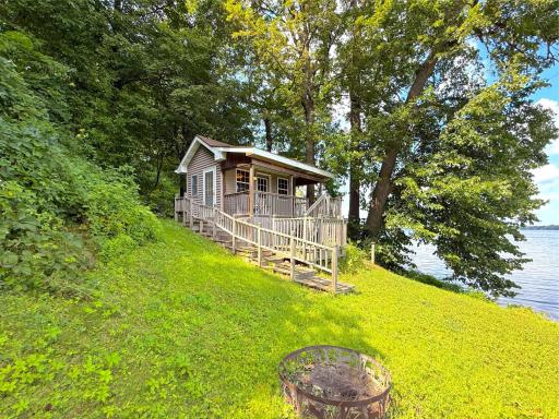Charming lakeside shore-house, complete with air conditioning and lake views is the perfect spot to take a break from a day on the water.