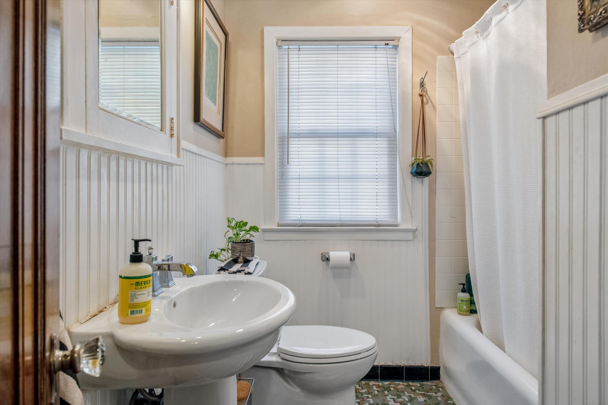 BEAUTIFUL UPPER LEVEL UNIT