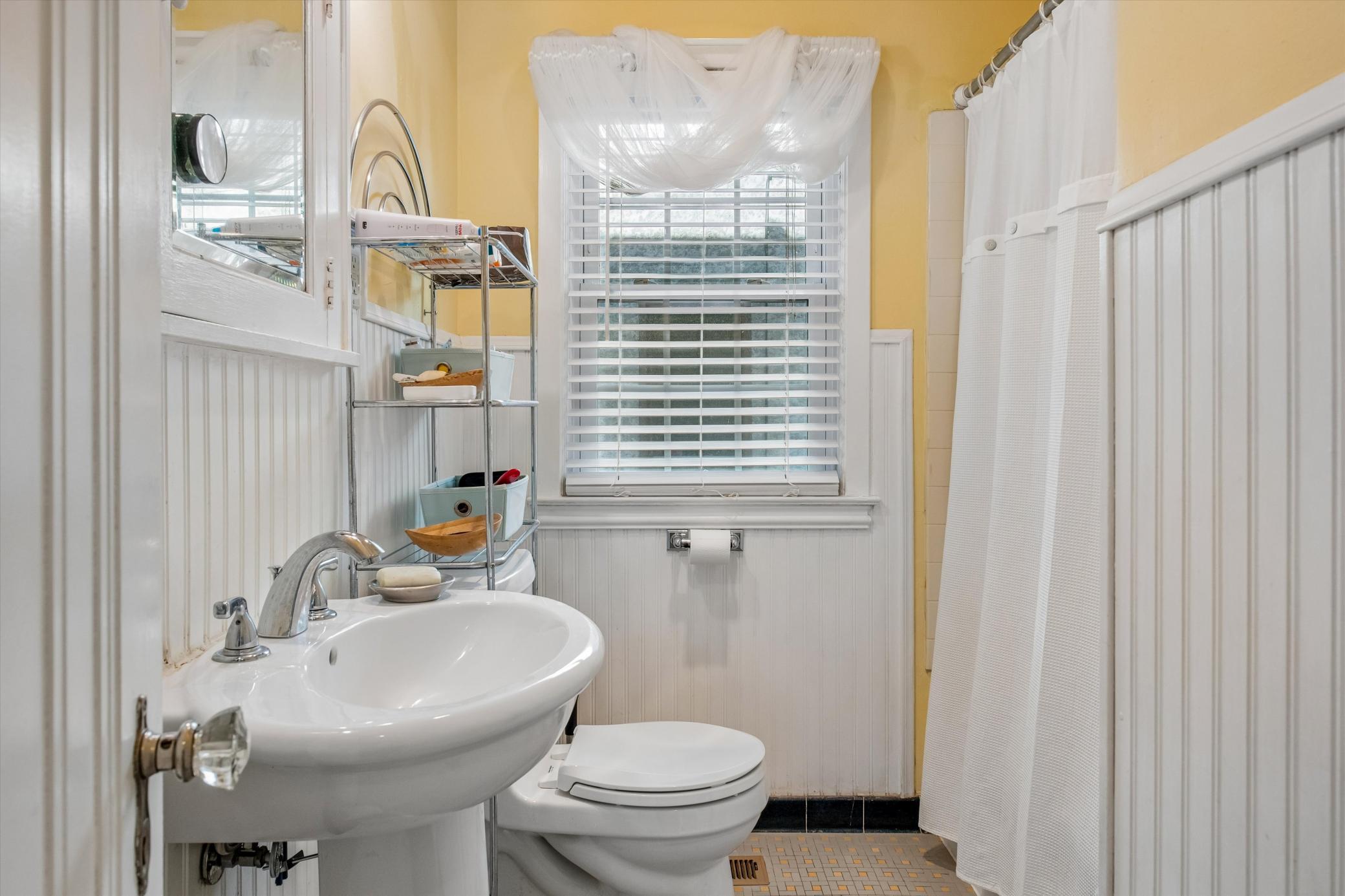 BEAUTIFUL MAIN LEVEL UNIT
