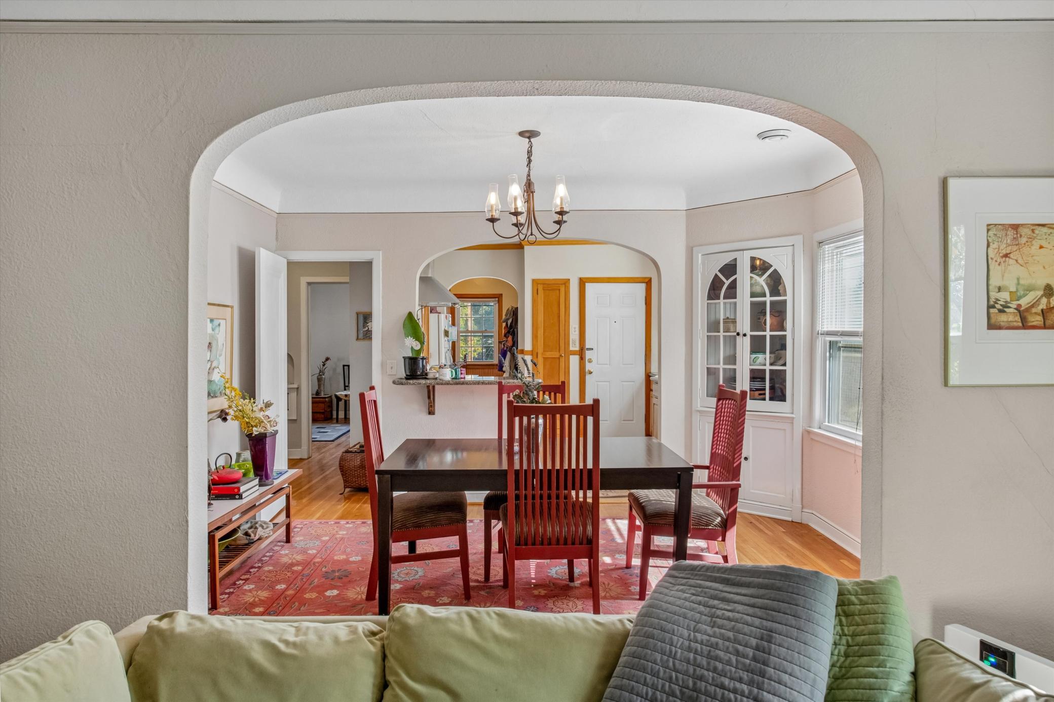 BEAUTIFUL UPPER LEVEL UNIT