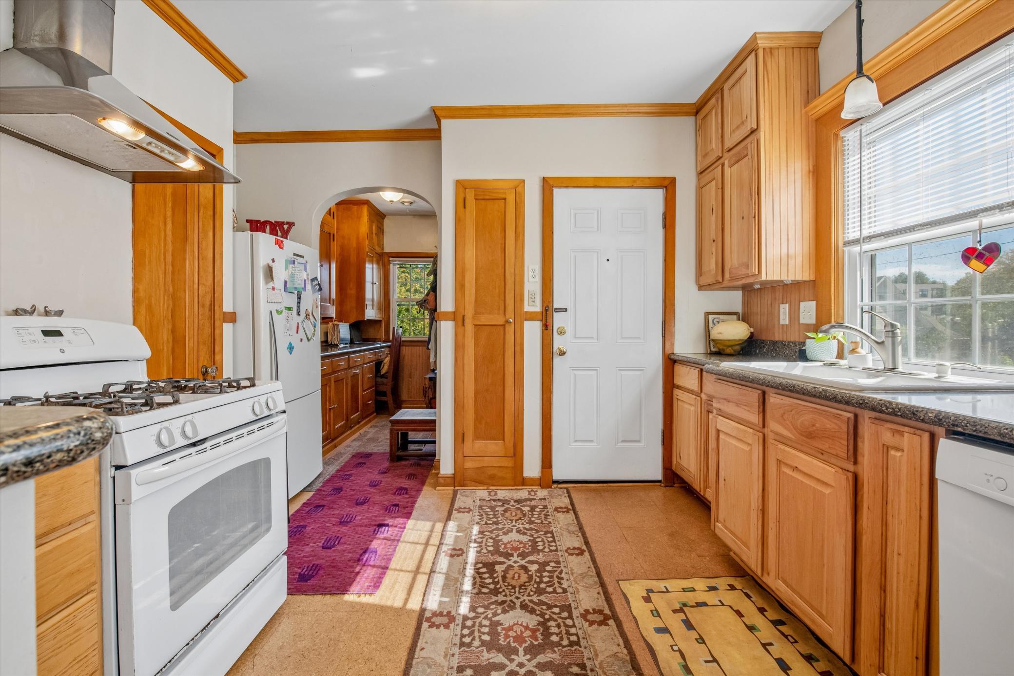 BEAUTIFUL UPPER LEVEL UNIT