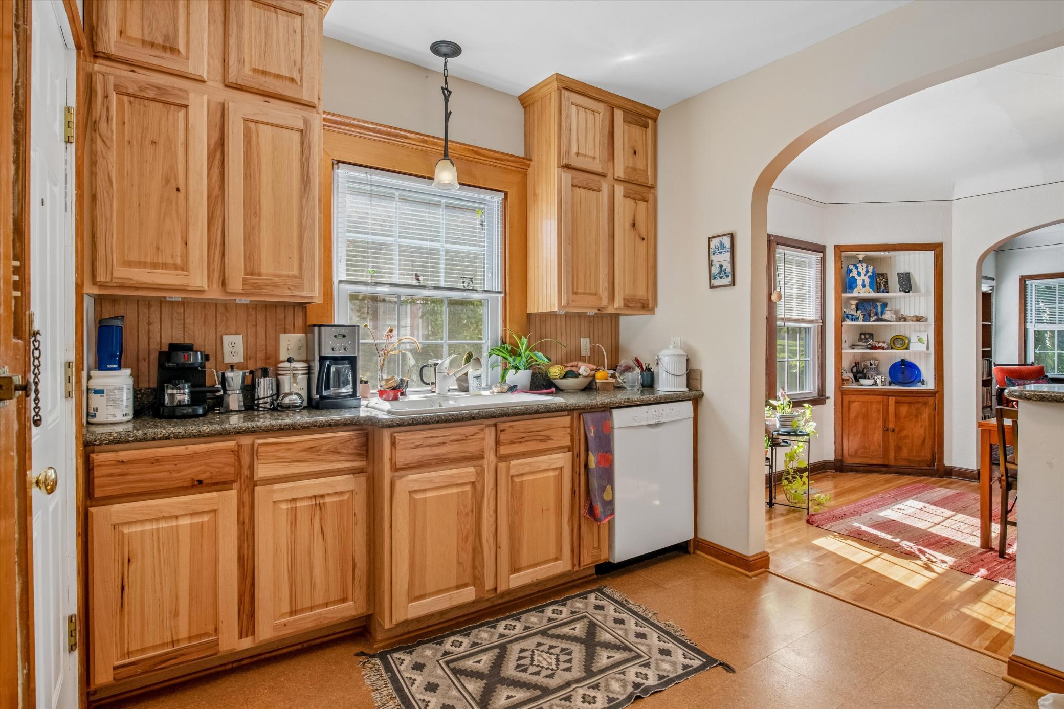 BEAUTIFUL MAIN LEVEL UNIT