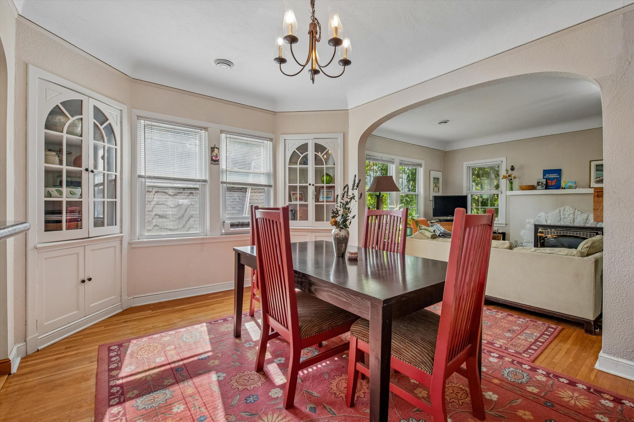 BEAUTIFUL UPPER LEVEL UNIT