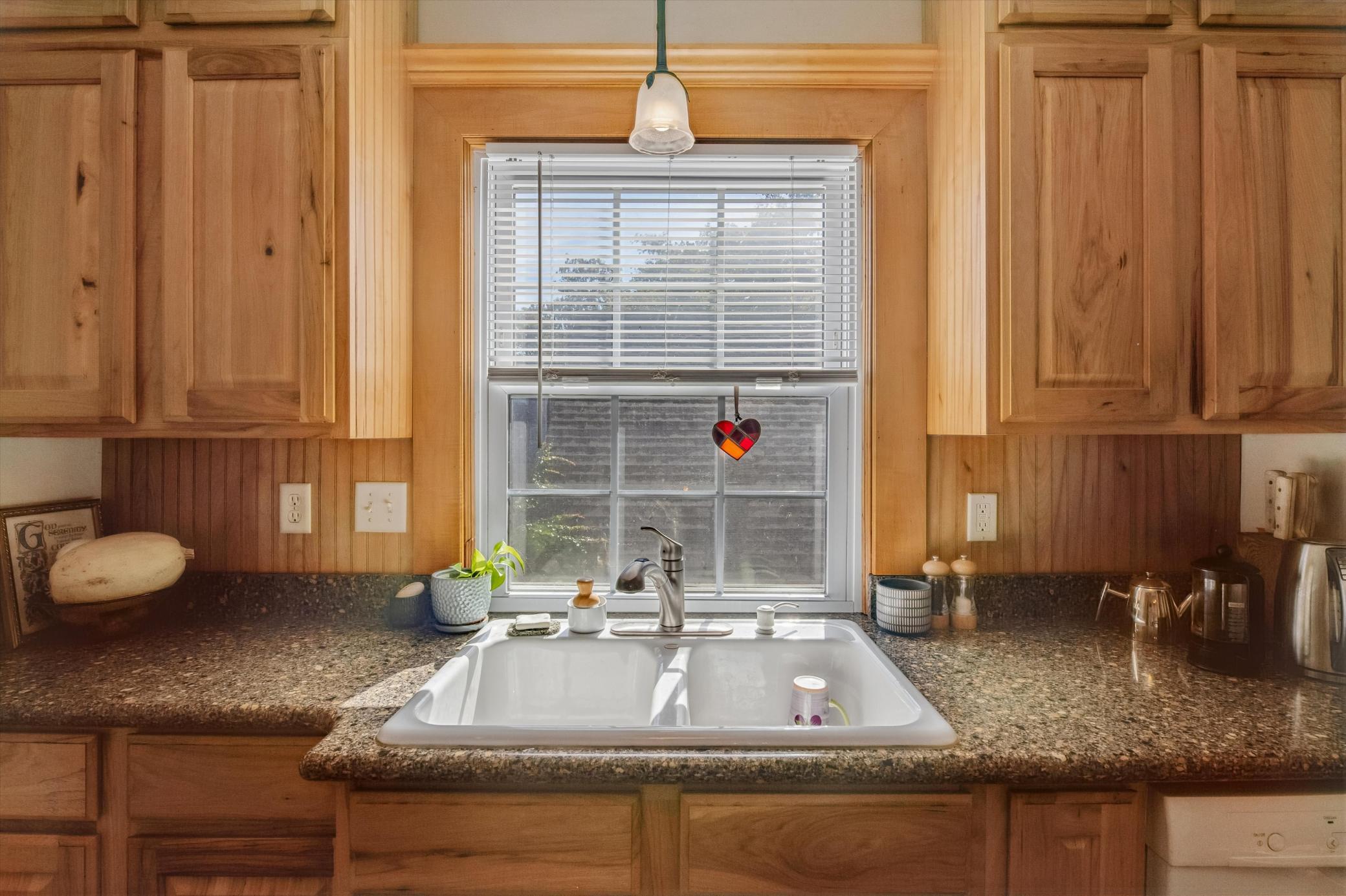 BEAUTIFUL UPPER LEVEL UNIT