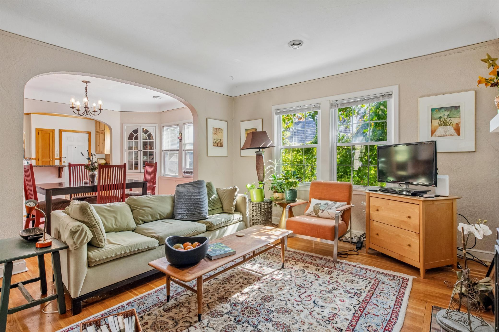 BEAUTIFUL UPPER LEVEL UNIT