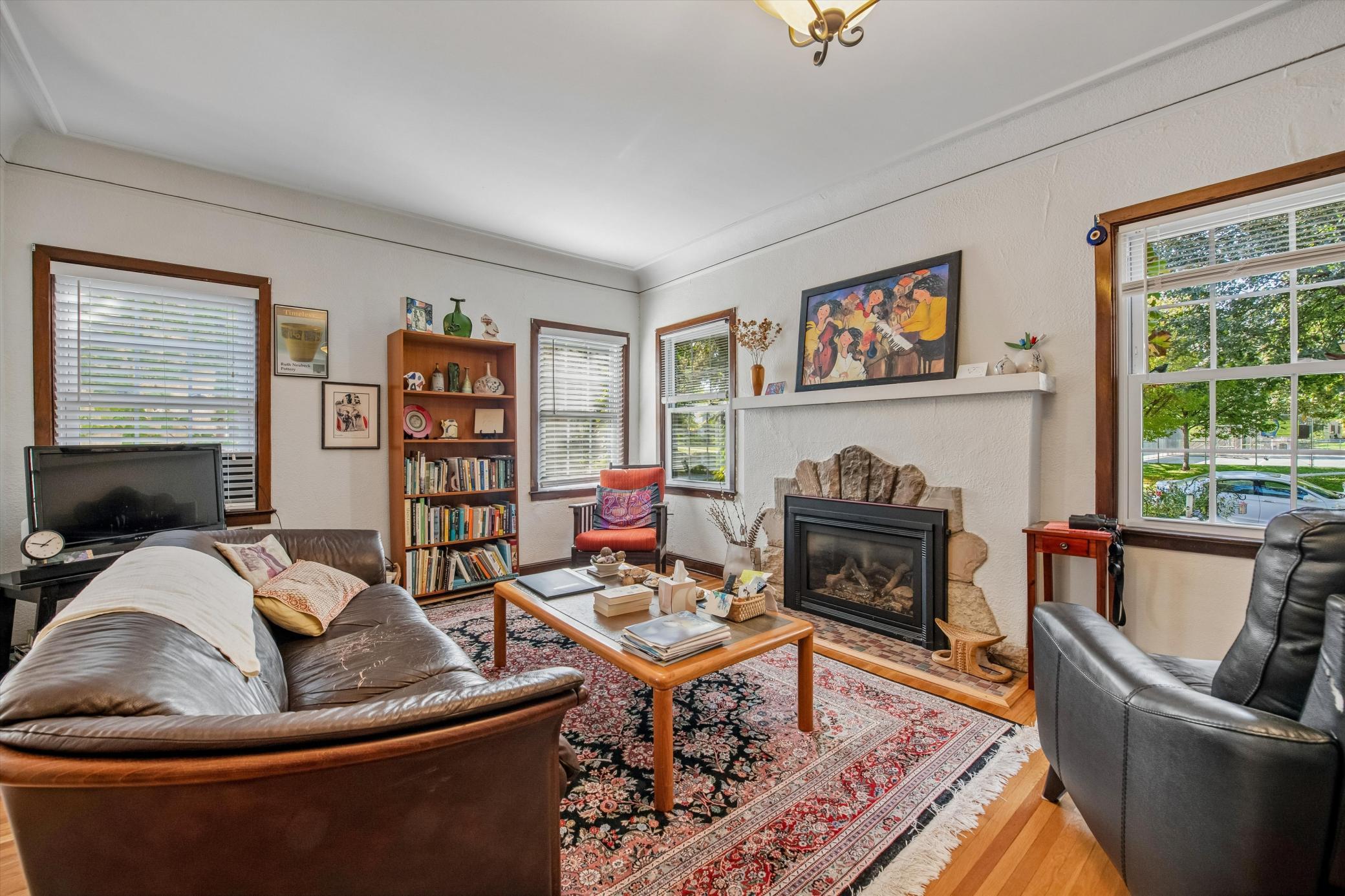 BEAUTIFUL MAIN LEVEL UNIT
