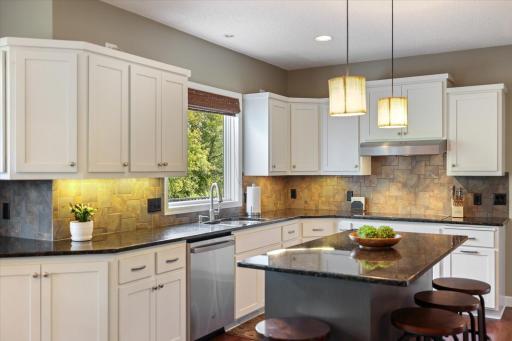 10520 Pinnacle Way, Woodbury, MN 55129
