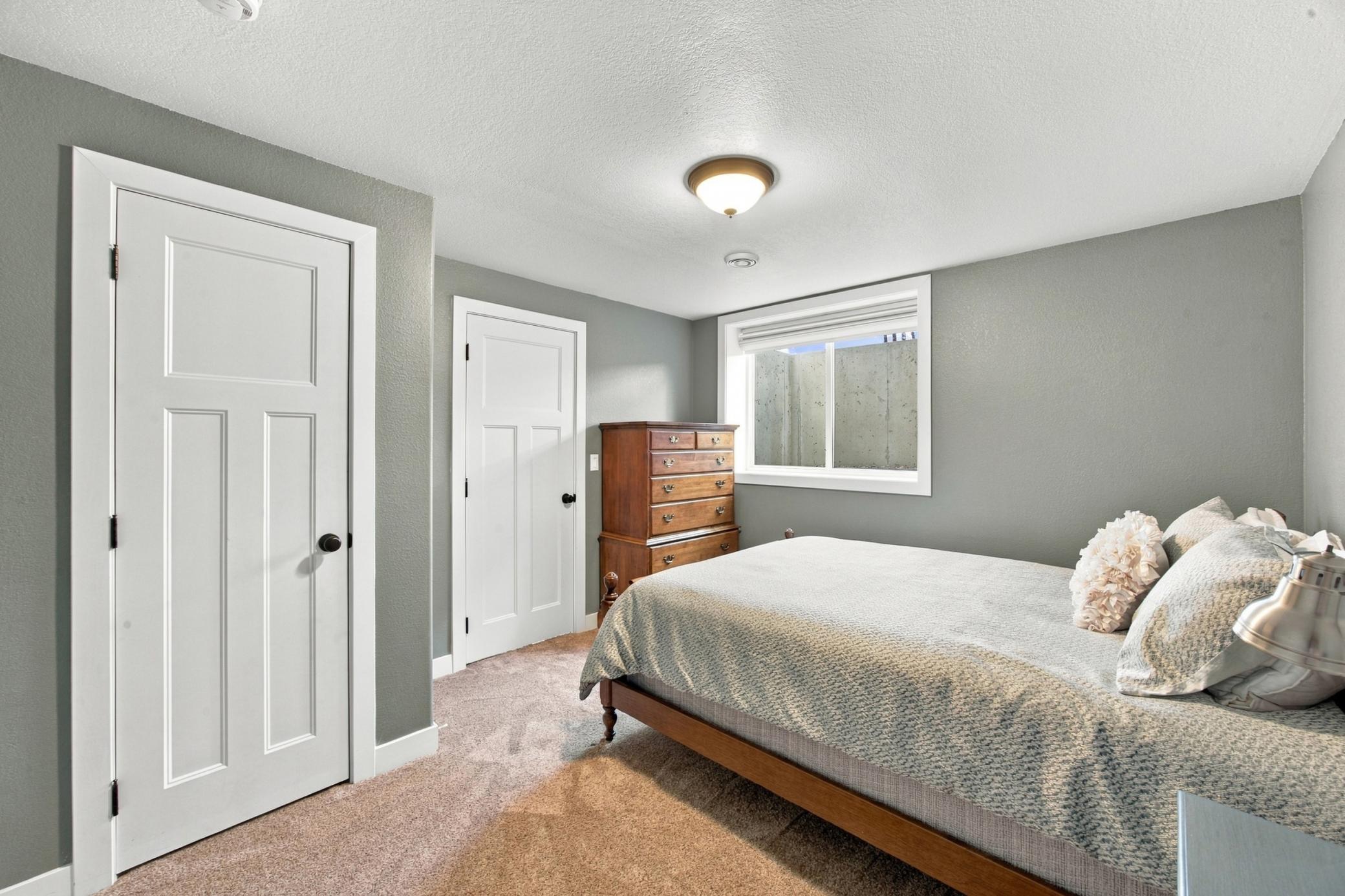 Basement bedroom - 5th bedroom in the home