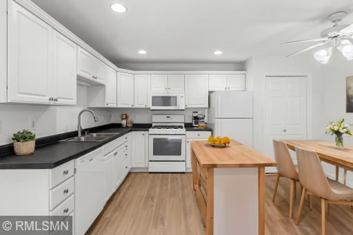 1912-Eastridge-Ct-3 - Kitchen - Standard - 0.jpg