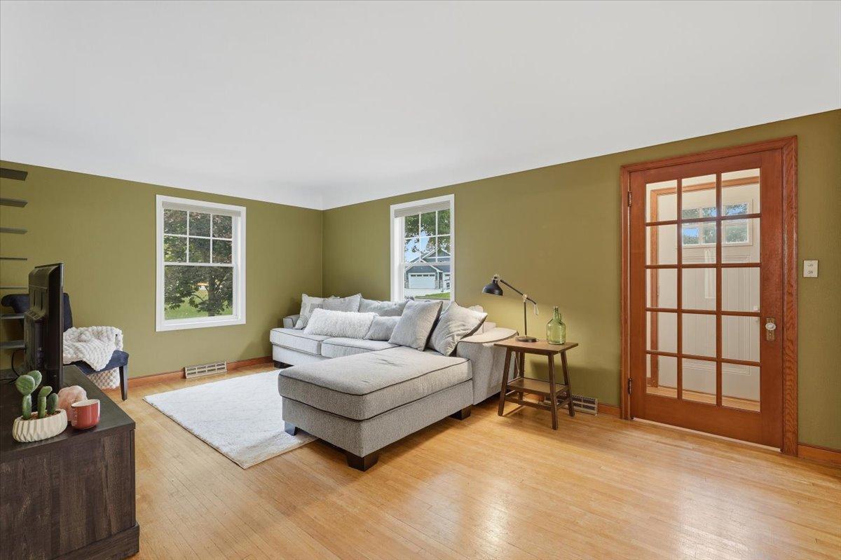 06-Living Room.jpg