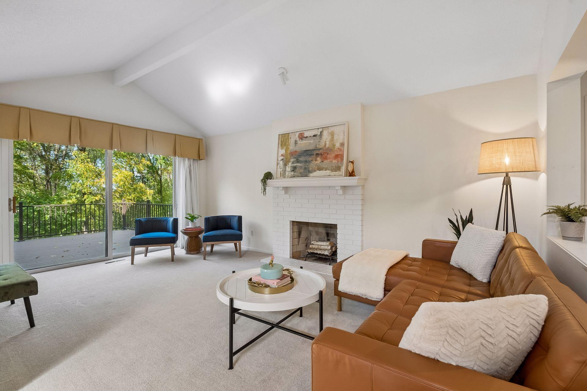 Inviting floor plan with vaulted ceilings in the living room, dining room and primary en-suite.