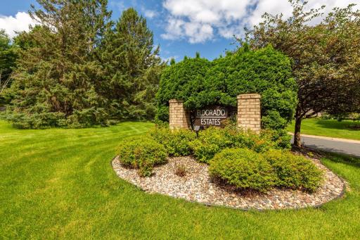 Enjoy one-level living in an inviting end-unit townhome in West Bloomingtonâs Eldorado Estates.