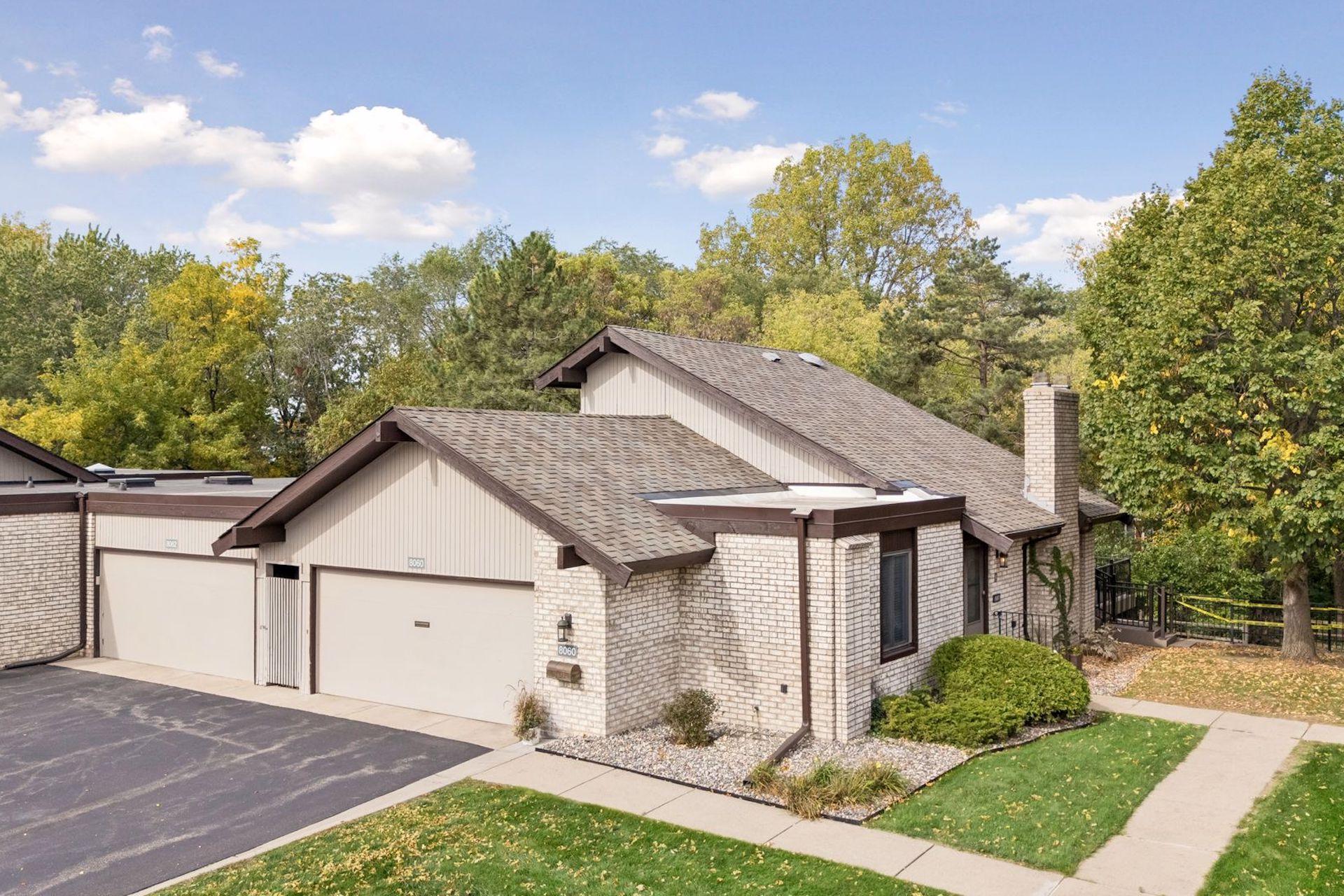 Desirable end-unit one-level townhome in West Bloomington’s Eldorado Estates. Newer Andersen windows throughout. Roof replaced in 2022.