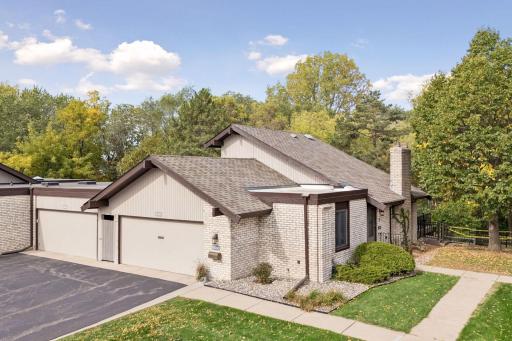 Desirable end-unit one-level townhome in West Bloomingtonâs Eldorado Estates. Newer Andersen windows throughout. Roof replaced in 2022.