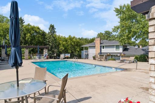 Low-maintenance HOA living with lawn care and snow removal, plus a community in-ground pool and tennis court.