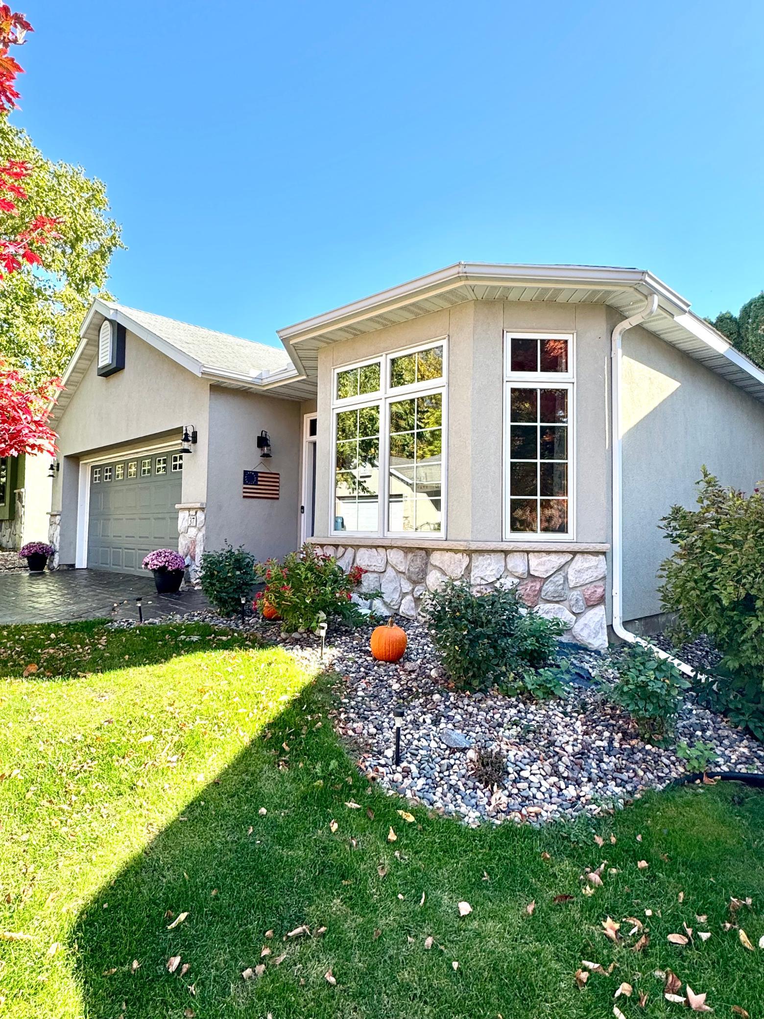 Detached Stand Alone One Level Living Completely Updated River Views And A Short Walk To The Parks, Walking Paths, And Town!!