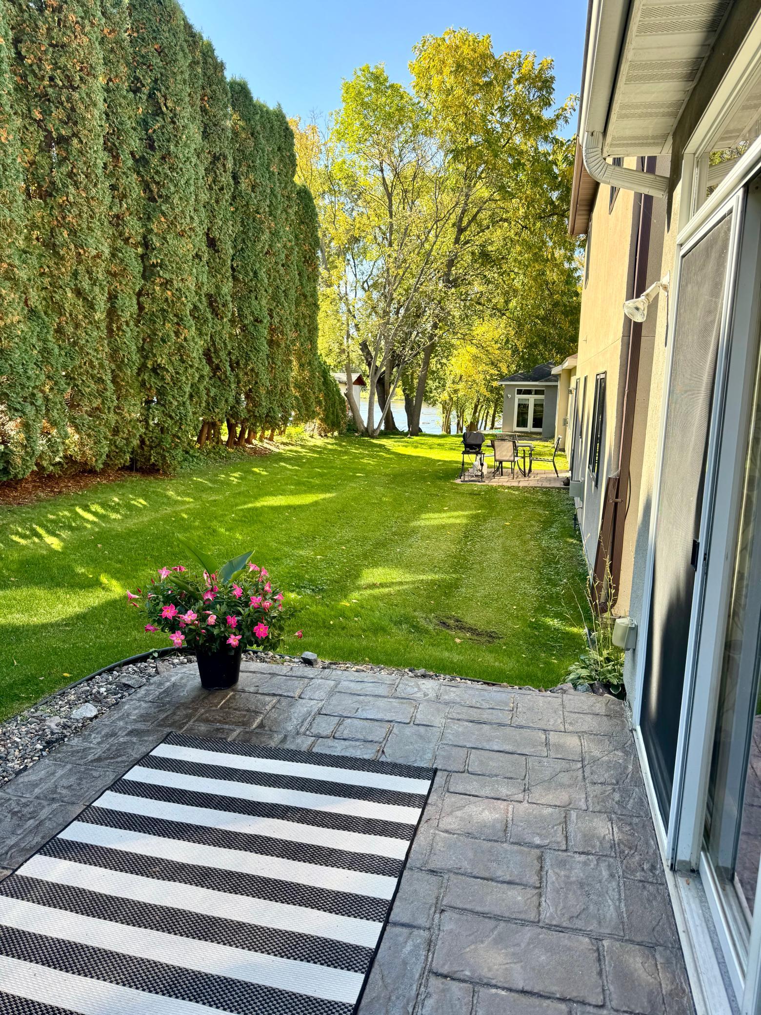 Sit On The Back Patio With Views Of The Mississippi River!