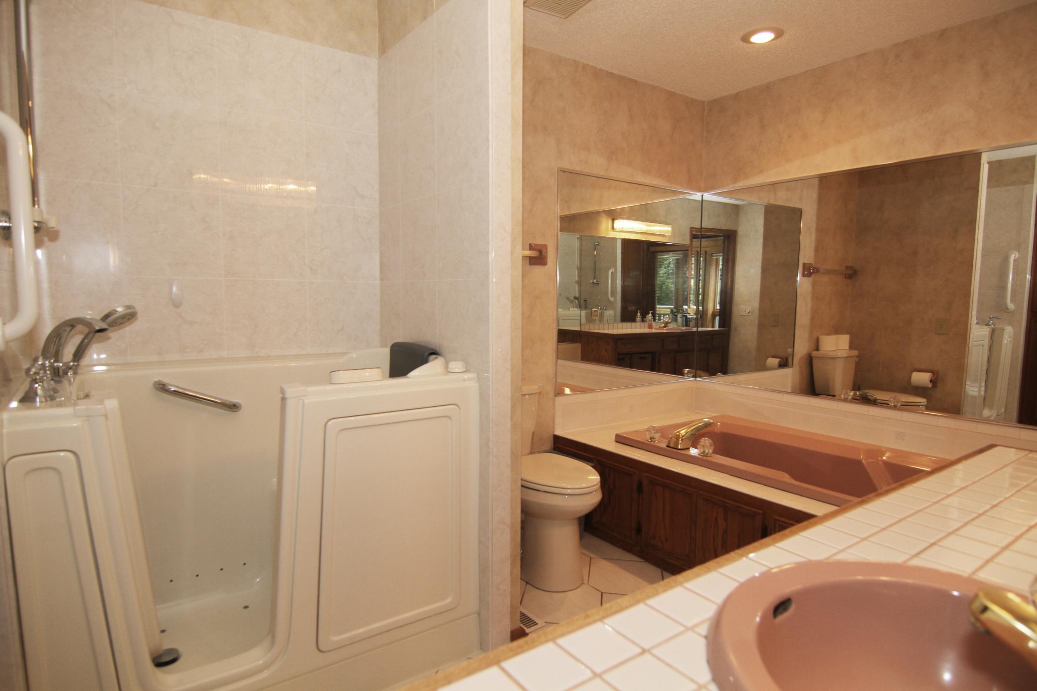 primary en suite a.jpg