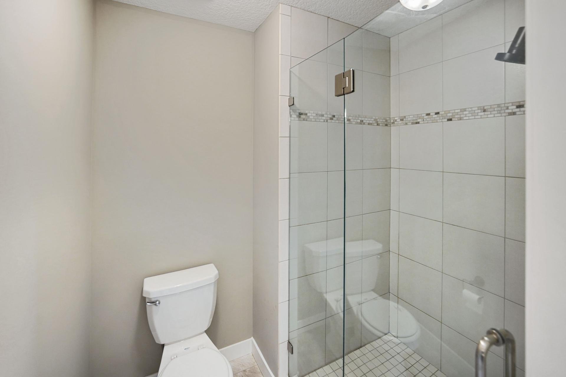 Master bedroom walkin shower.
