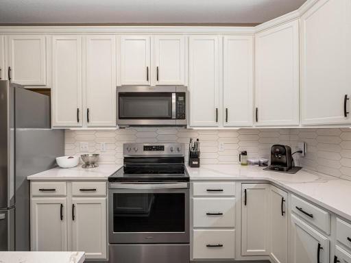 9629 Scott Ln Brooklyn Park MN 55443 USA-012-004-Kitchen-MLS_Size.jpg