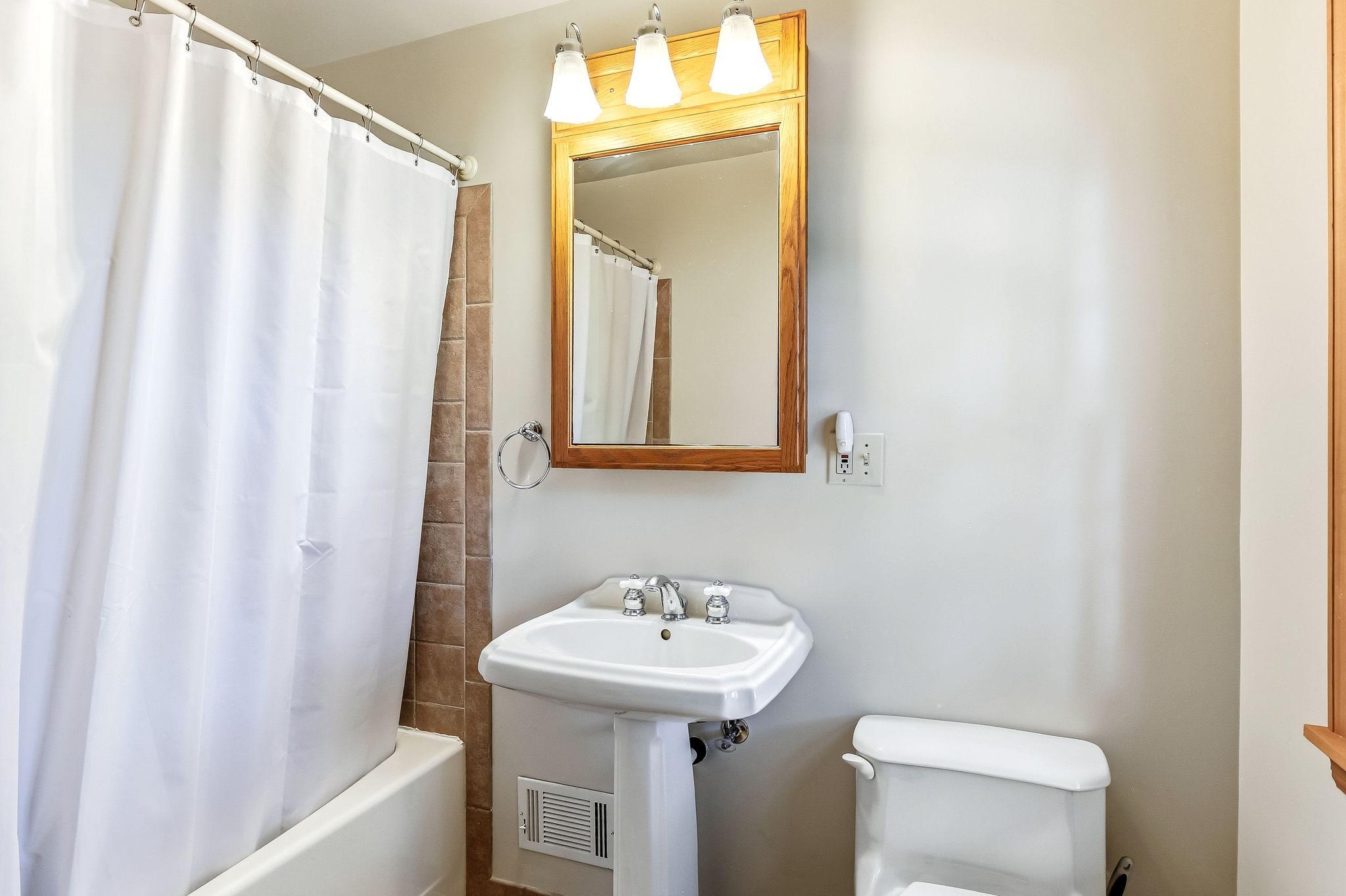 27-web-or-mls-5745-12th-Ave-27.jpg