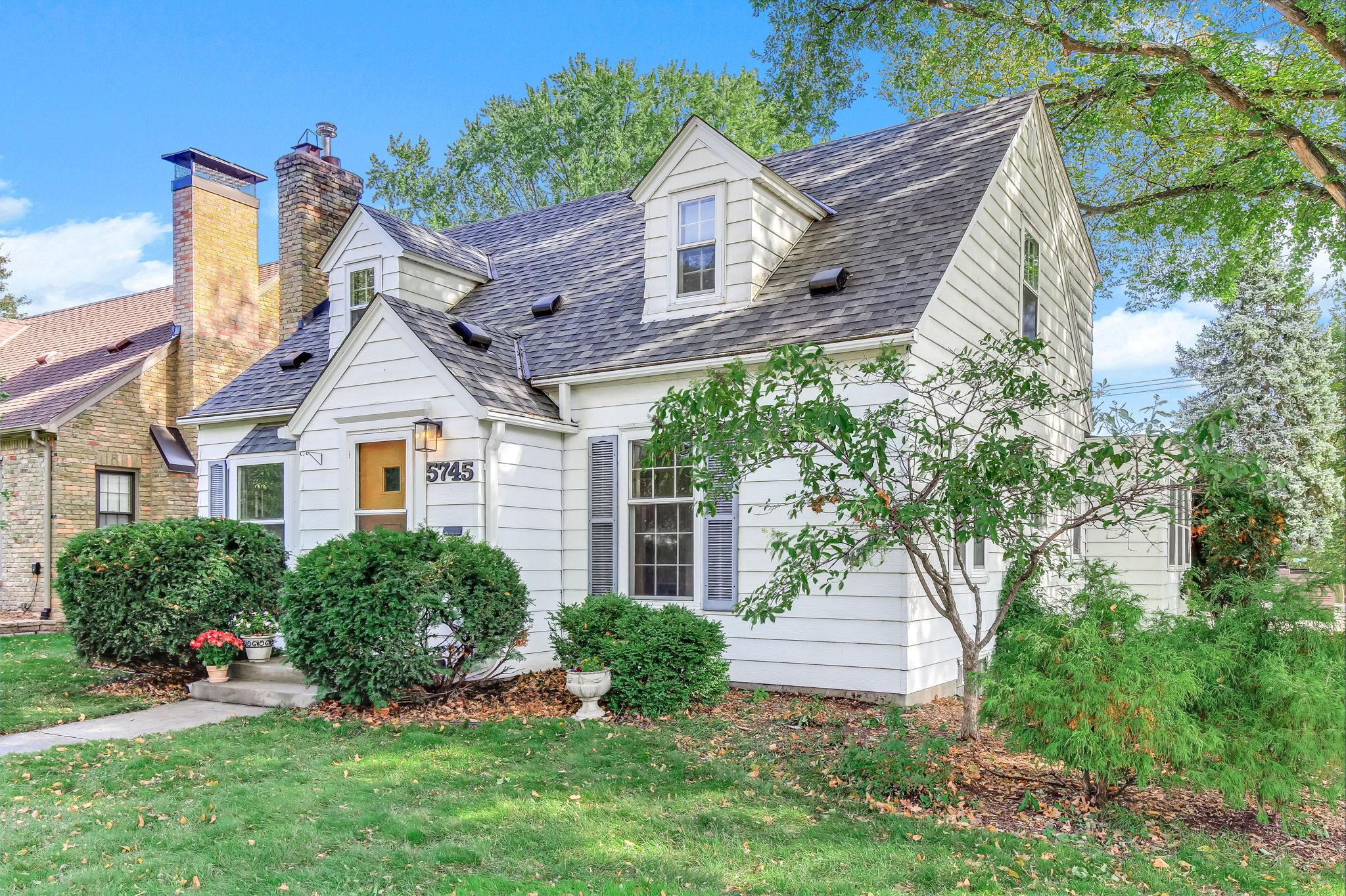3-web-or-mls-5745-12th-Ave-03.jpg