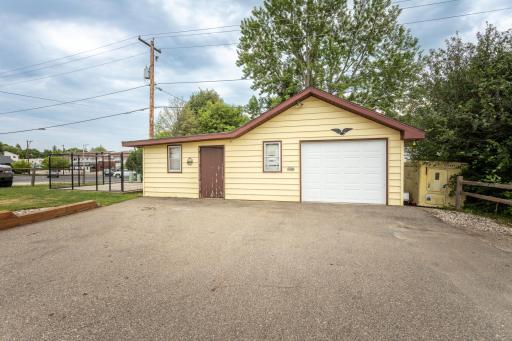 Garage with workshop. Provides space for parking, storage or a small workshop.