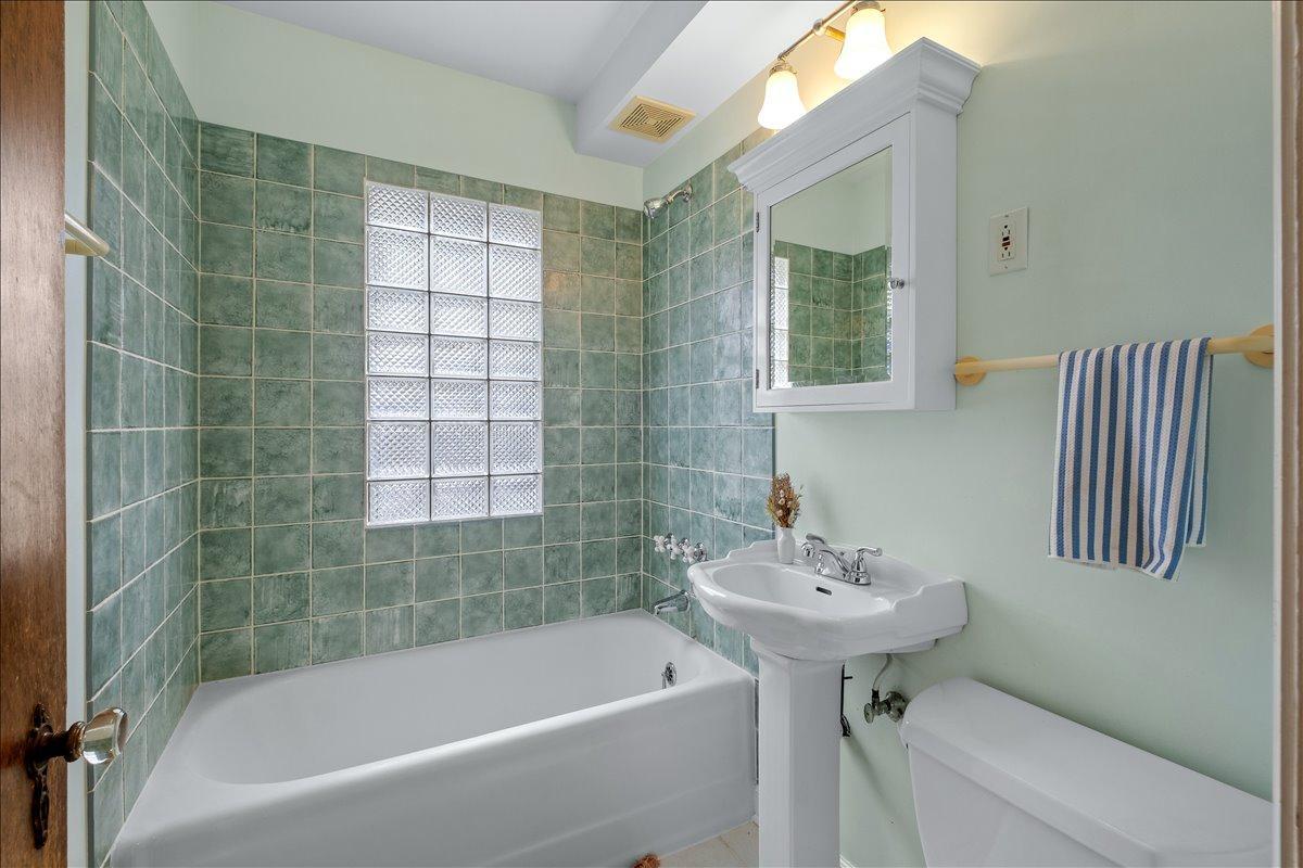15-2834 44th Ave S-0015.jpg