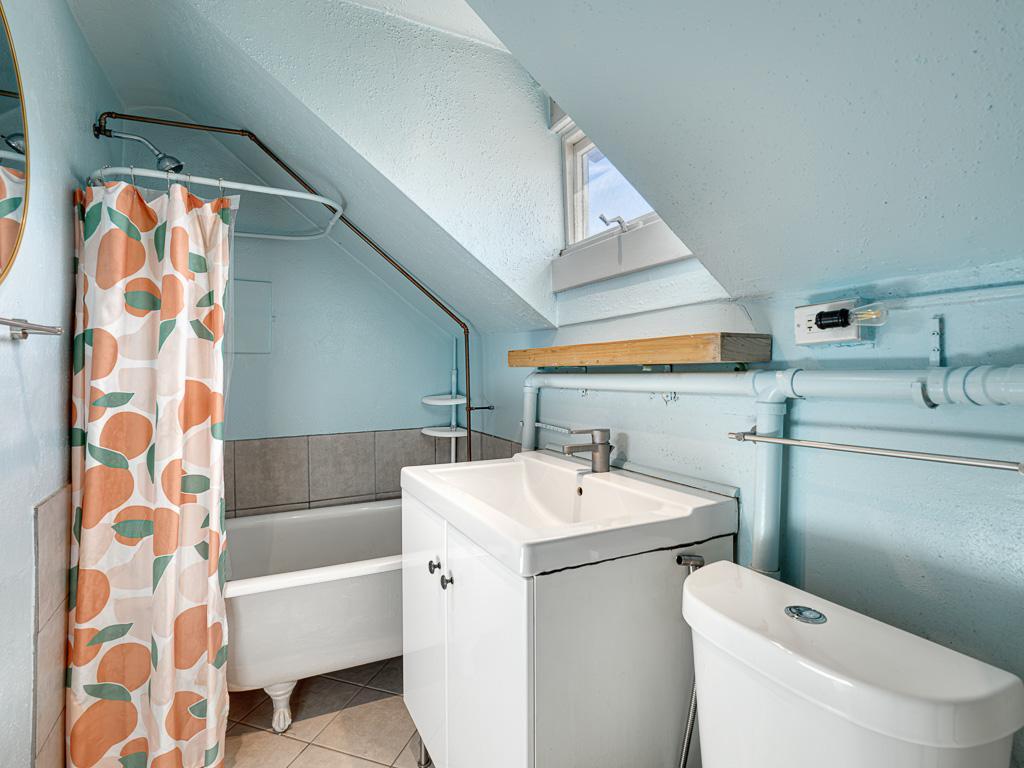 The upper level full bathroom